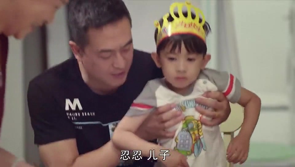 爸爸生日全家坐等女儿,谁知女儿回来后却送上意外的惊吓!