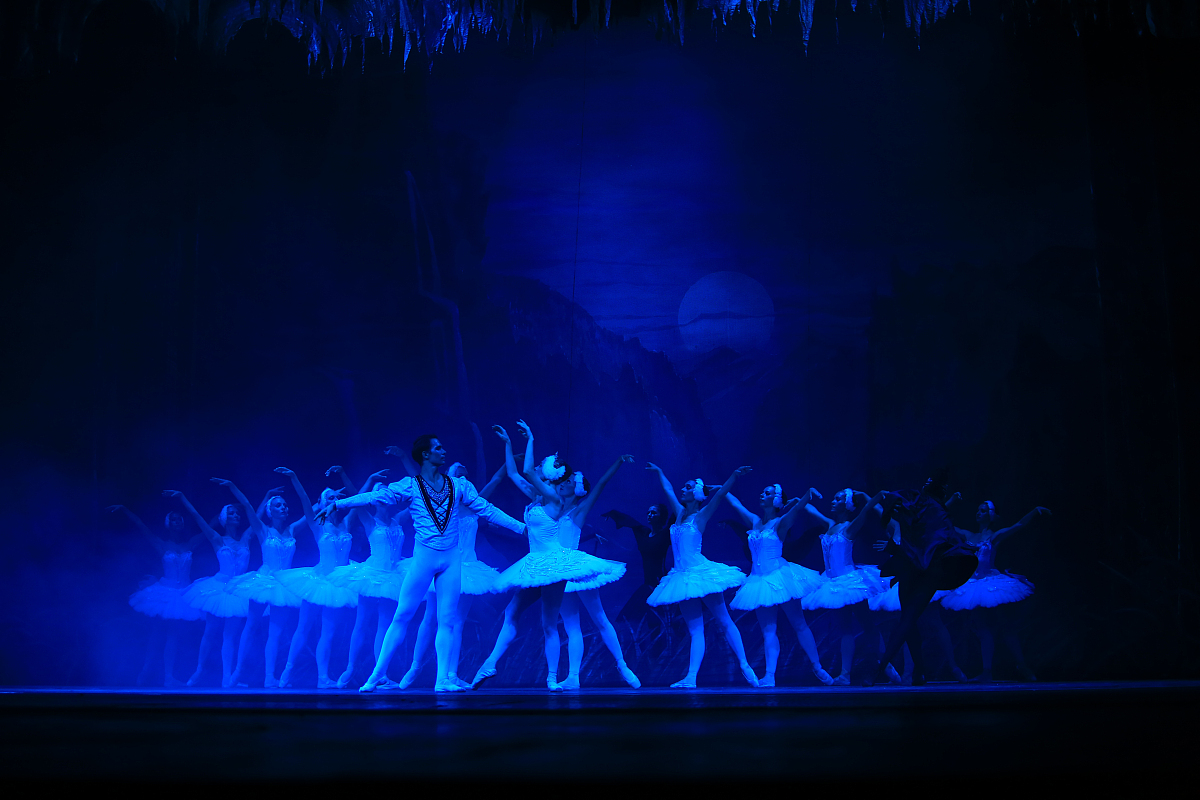 六、《天鹅湖》的影响和价值1 对舞蹈艺术的影响和地位《天鹅湖》是芭蕾舞艺术的经典之作对芭蕾舞剧和现代舞蹈的发展产生了深远的影响。它既是芭蕾舞艺术的代表之一也是现代舞蹈的奠基之作为舞蹈艺术的发展做出了重要的贡献。2 对文化和社会的影响和贡献《天鹅湖》不仅对舞蹈艺术产生了影响也对文化和社会做出了贡献。它成为了文化交流的桥梁将俄罗斯的芭蕾舞艺术传播到全世界。此外它还为世界各地的观众带来了美的享受和精神上