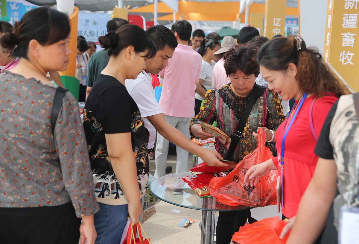 2017年9月24日,北京,市民在北京全国农业展览馆交易会上"淘宝".