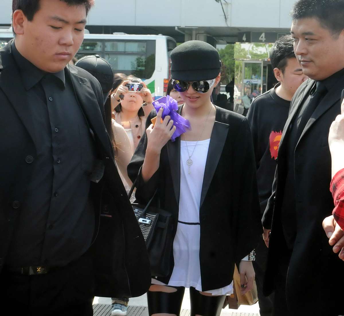 2011年5月4日讯,上海,近日深陷"家暴"<strong>丑闻</strong>中的张韶涵来到上海出席活动