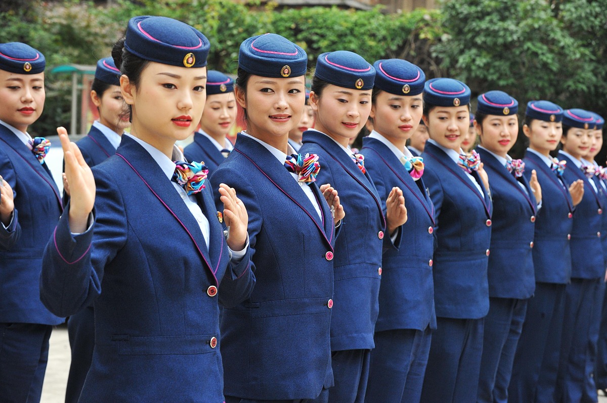 查询汽车学院学习人数不超过30人的课程