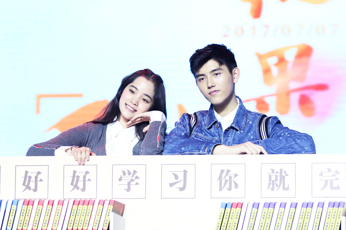 《倒数说爱你》定档4月28日！陈飞宇周也甜蜜对视，旋转木马下的爱情故事即将开启