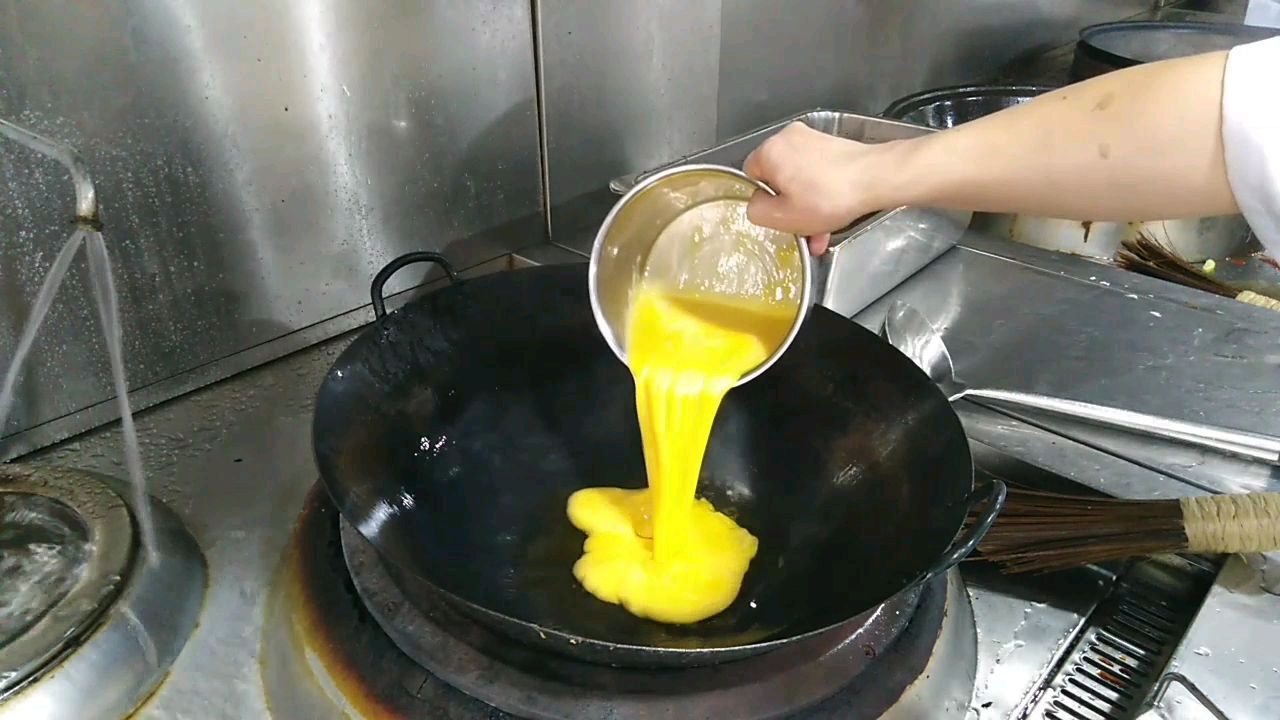 看食堂大厨如何做青椒炒鸡蛋,一次炒一锅,看着都好吃,真香
