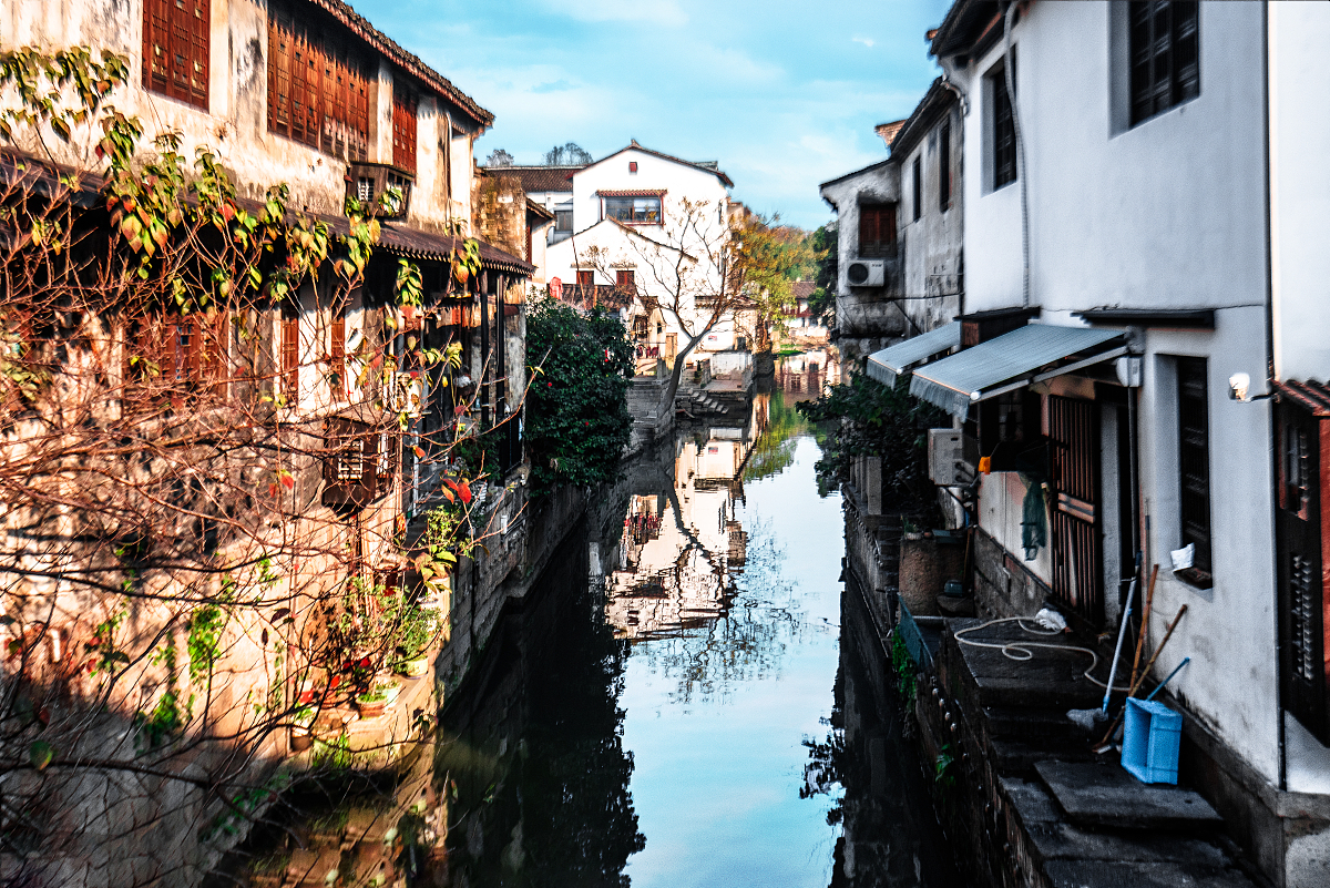 小镇的独特风景：用生动形象的语言描写人物