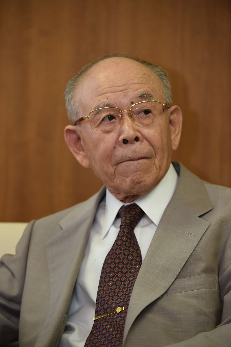 当地时间2014年10月8日,日本名古屋,2014年度诺贝尔物理学奖得主赤崎