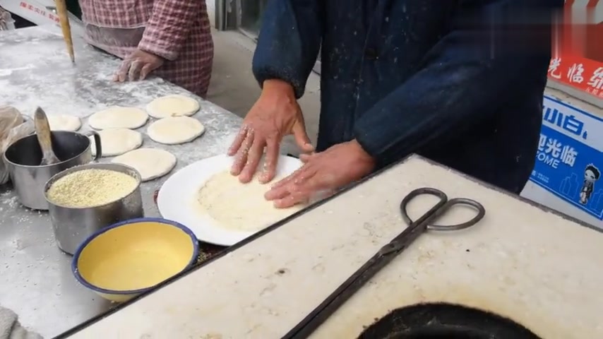 豫东缸炉烧饼焦香酥脆,再加一碗羊杂汤,好吃,过瘾