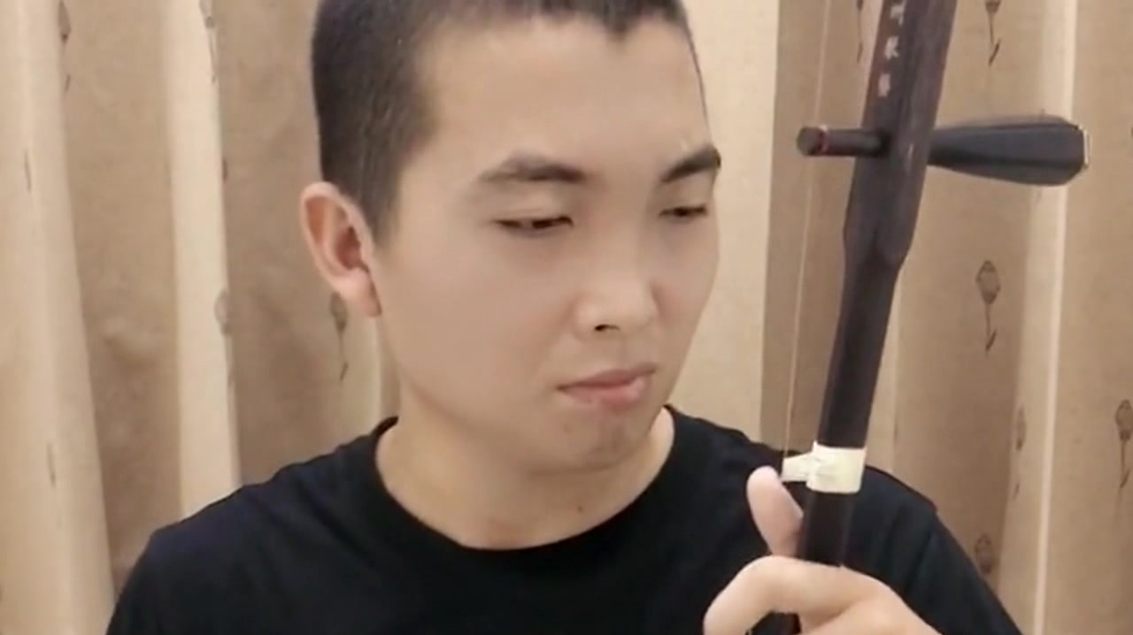 小哥二胡拉奏《睡莲》,别有一番风味,网友:和催眠曲一个节奏!