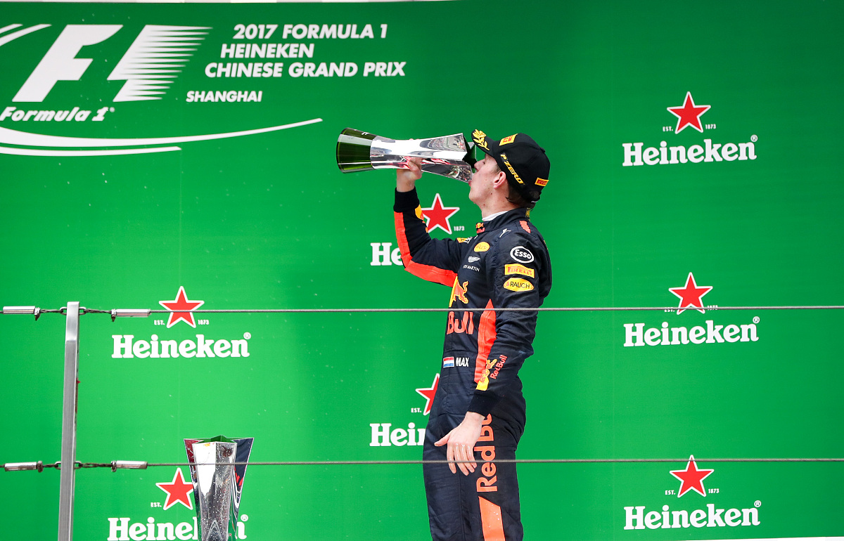 在F1 22开放大厅中模仿汉密尔顿的精彩操作