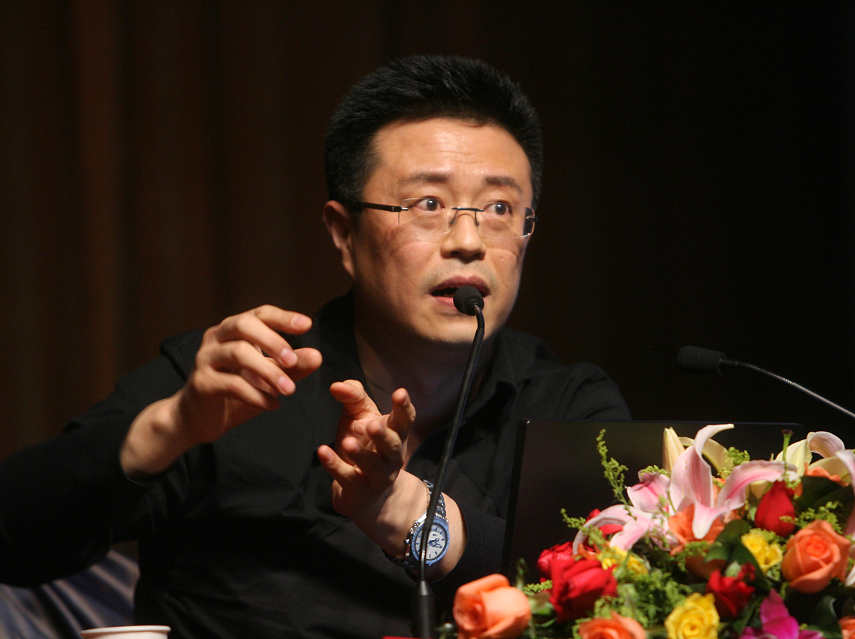 2010年4月15日,西安,中央电视台主持人白燕升在西安交通大学开讲座:《