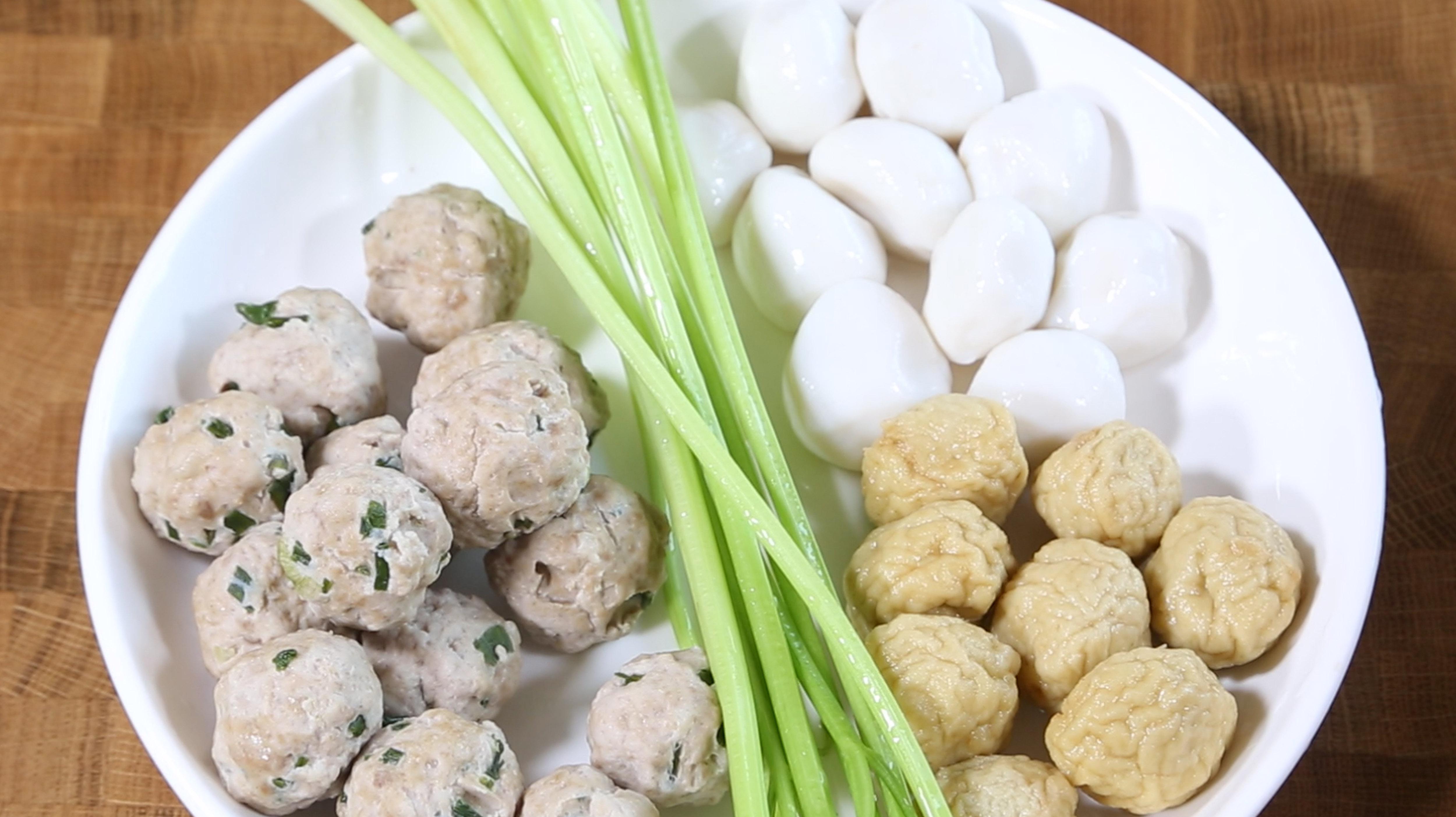 鱼丸汤的做法简单到只有两步倒下捞出,好吃到一个字“鲜”