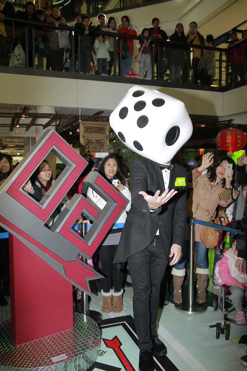 2012年12月30日,香港,陈豪出席某商场大富翁游戏活动.***_***陈豪+++_
