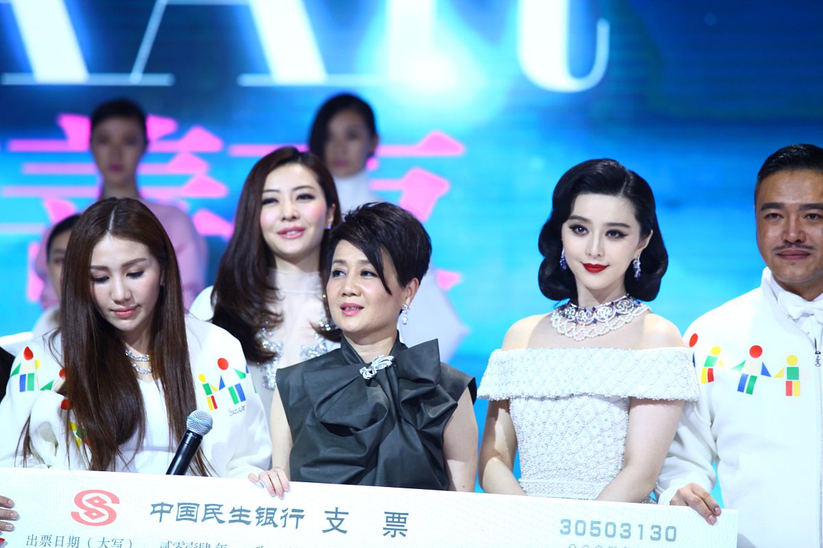 明星定义：娱乐界备受瞩目的公众人物