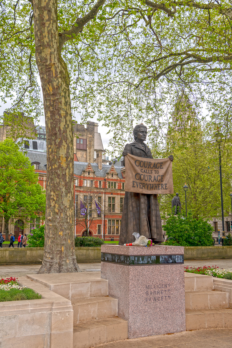 英雄：精神的象征，激励我们创造更美好的未来