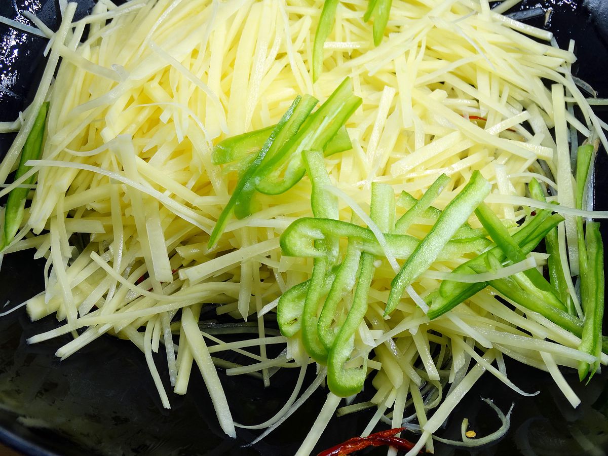 凉拌酸辣土豆丝制作教程：简单美味，轻松上手