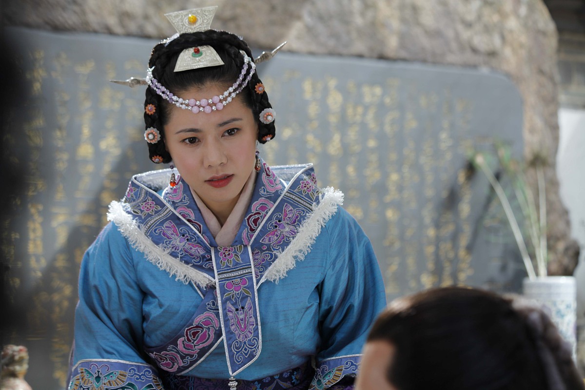 中国港台电视剧碧血青天杨家将暴怒发疯黑水神宫宫主女人韦青妍和新加坡电视剧鹤啸九天白莲教主女人萧遥比起来谁的披头散发最多最长最乱最疯帮我用210字详细描述