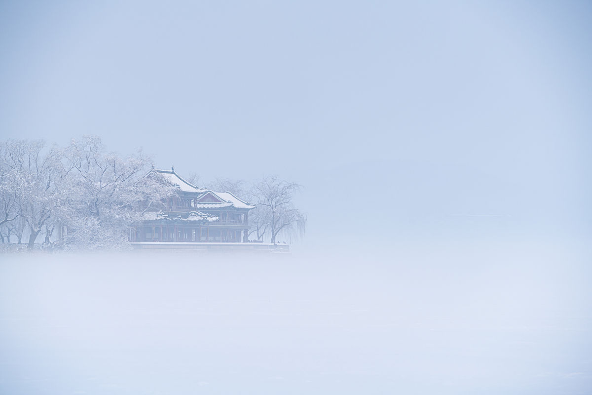冬日诗歌：十六行描绘雪景、寒意与寂静