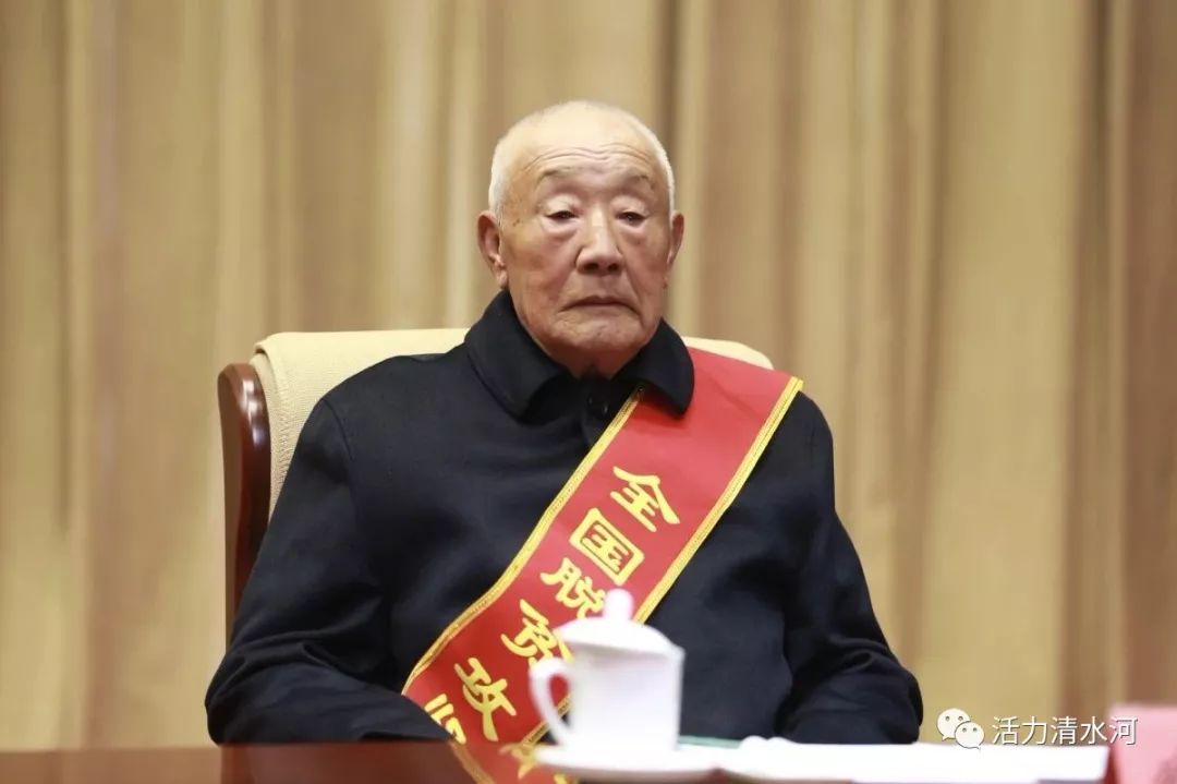 「关注」全国脱贫攻坚模范武汉鼎同志先进事