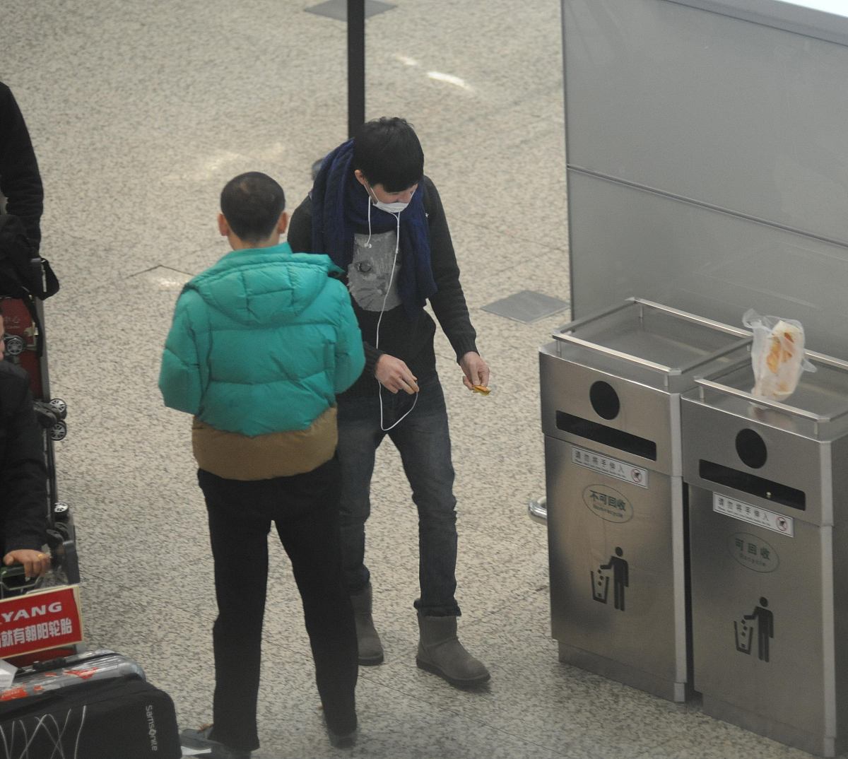 佛山男子街头泼粪学生被拘：因看不惯不文明行为，称不敢对成年人下手