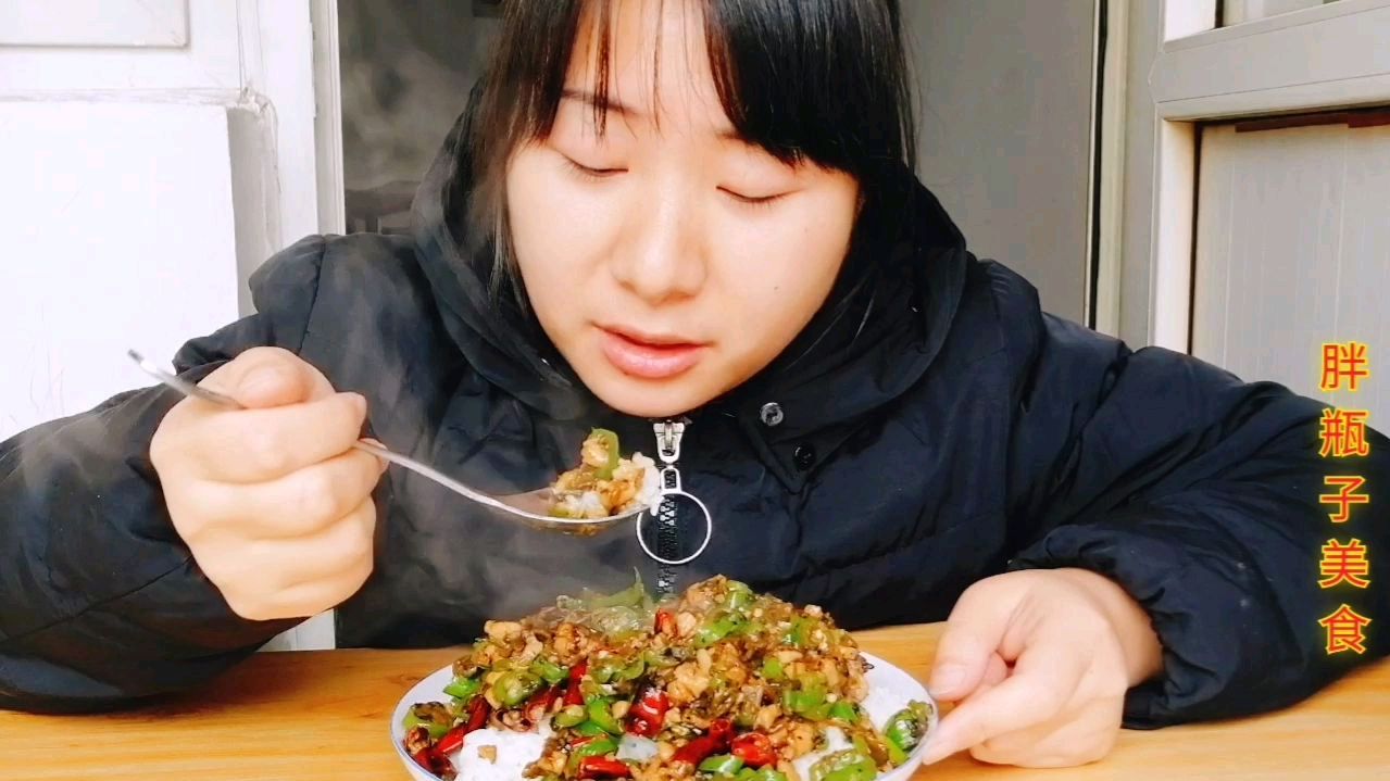 天儿太冷,瓶子用一盘子二荆条和干辣椒做鸡米芽菜,辣的过瘾