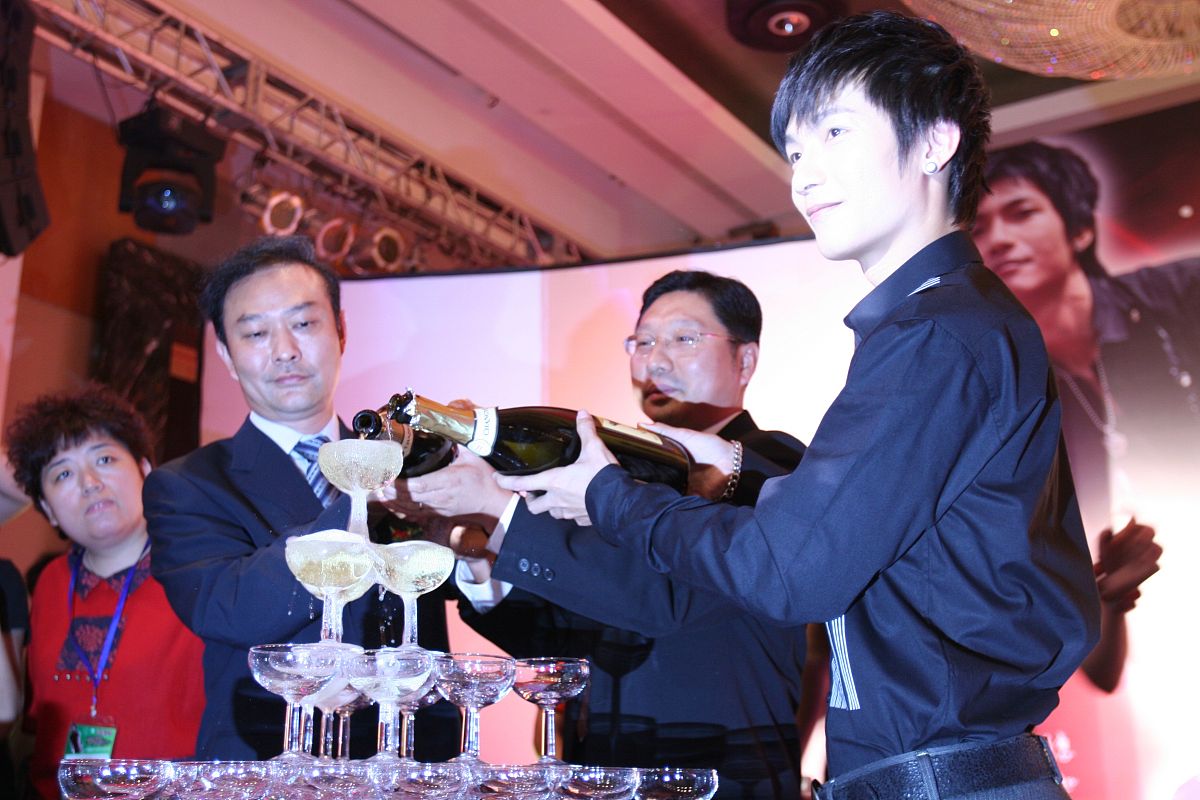 2007年8月28日,北京,快乐男生全国总冠军陈楚生代言某手机发布会举行.