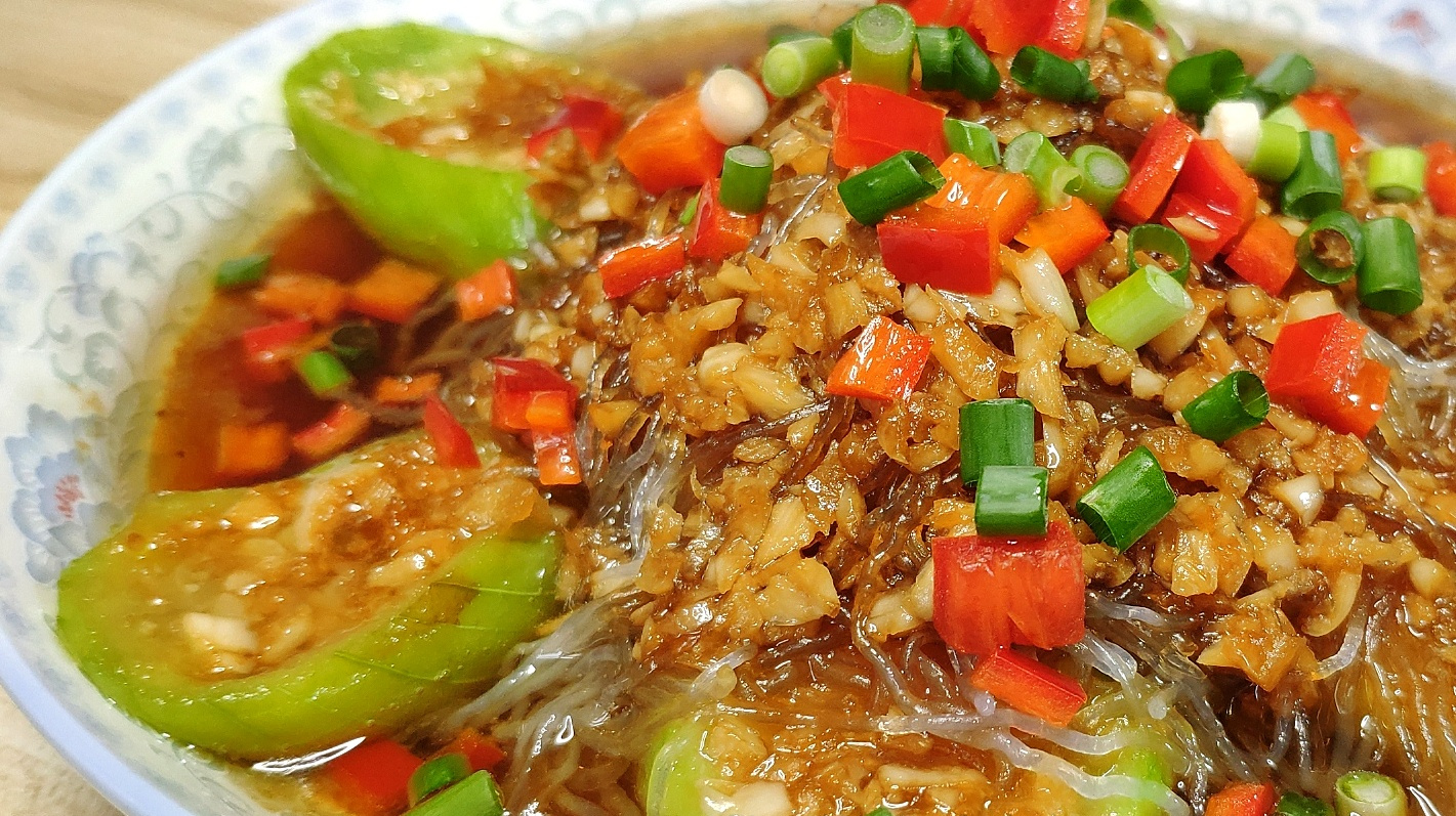 蒜蓉粉丝蒸丝瓜,饭店卖的很火的一道菜,原来做法这么简单,收藏