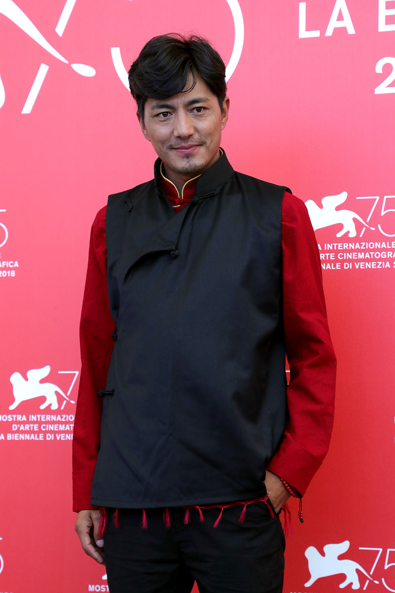 帮我给万玛才旦导演的电影《撞死了一只羊》观后感起一个简短有深意性符合主题的题目