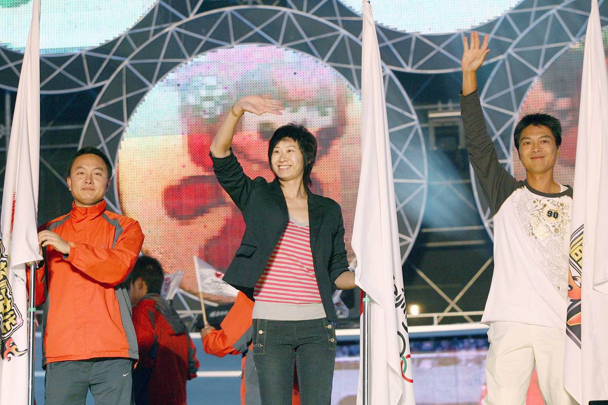2006年11月1日,上海八万人体育场举行"奥运主题歌曲公益演唱会".+++_+