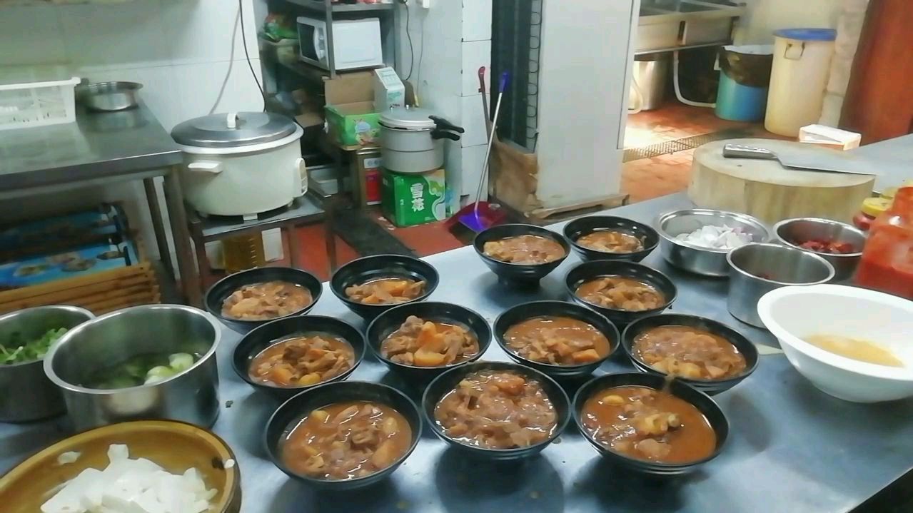 土豆此菜搭配,营养丰富又下饭,看饭店厨师亲自操作