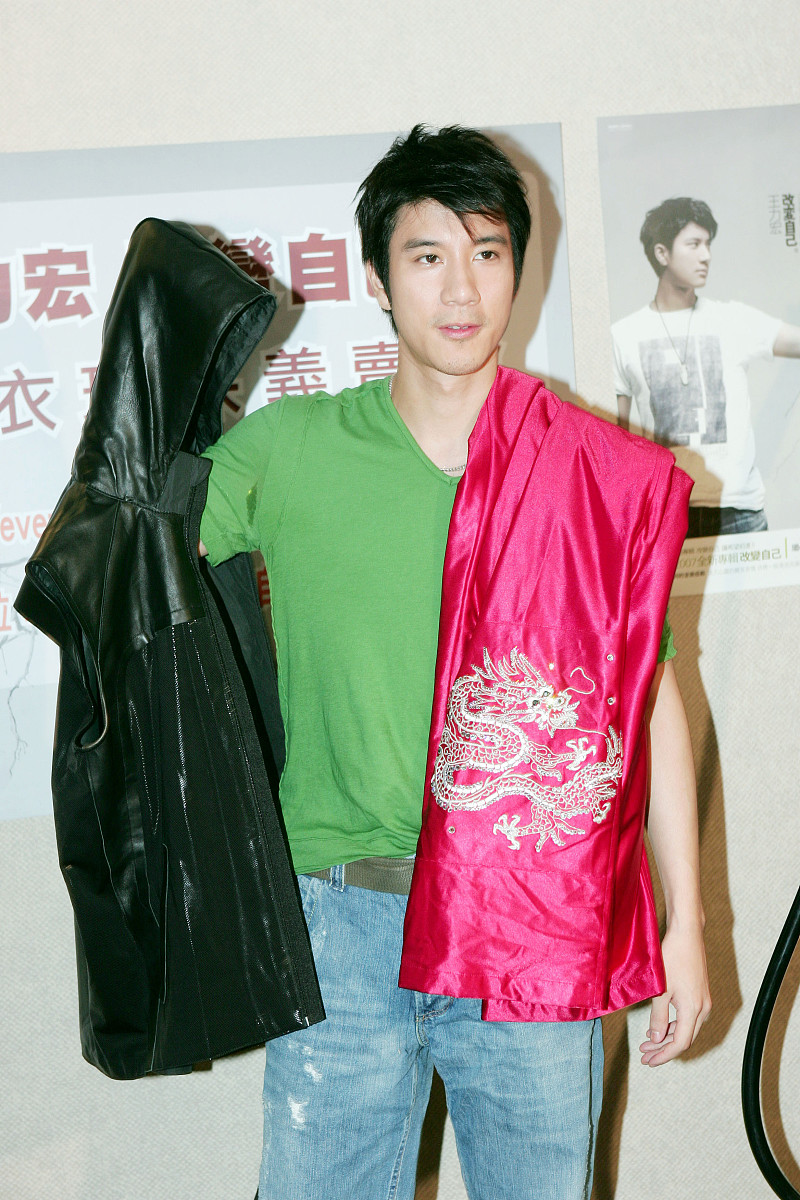 2007年8月28日,台北,王力宏"改变自己"二手衣环保义卖开始.王力宏+++_