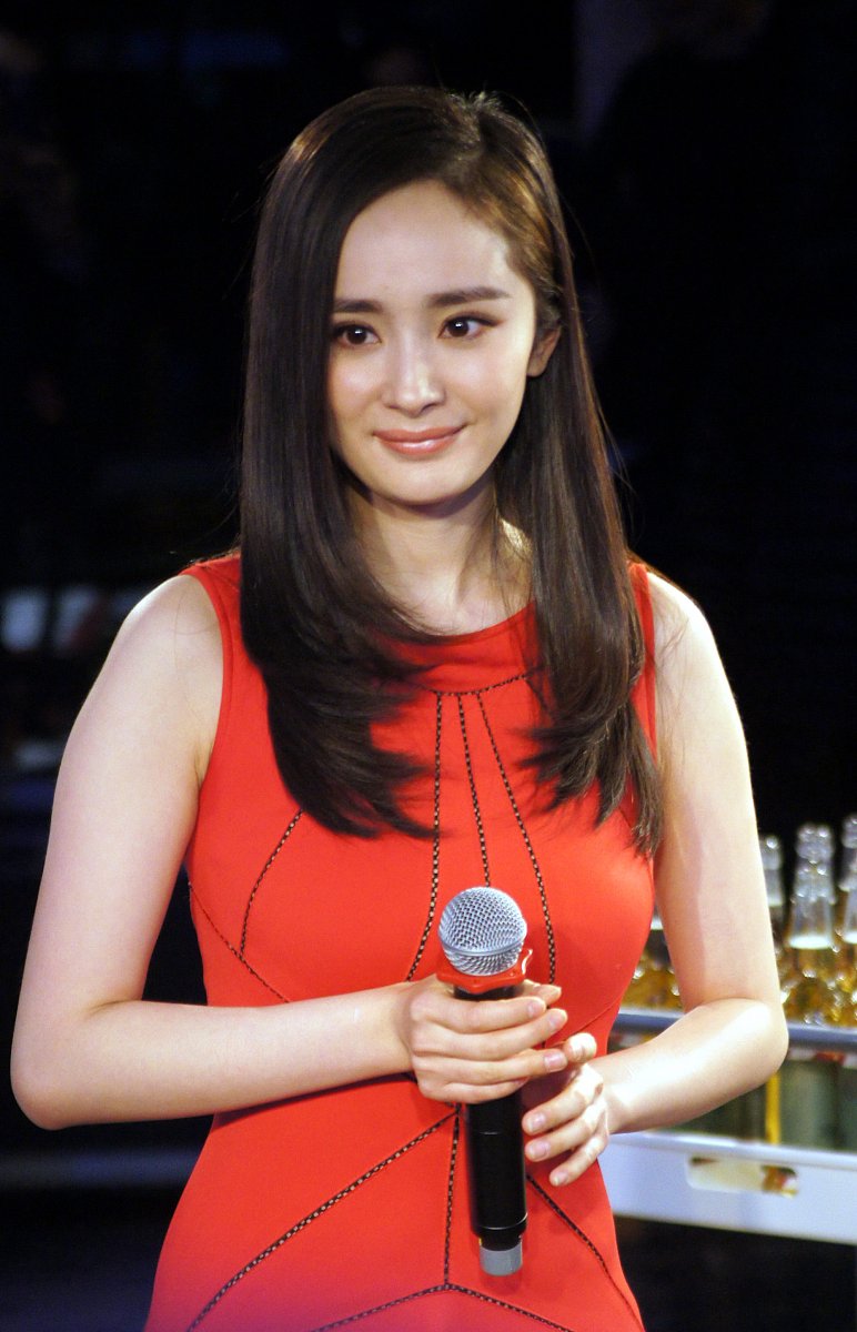 2014年12月22日,上海,杨幂出席某活动.***_***杨幂