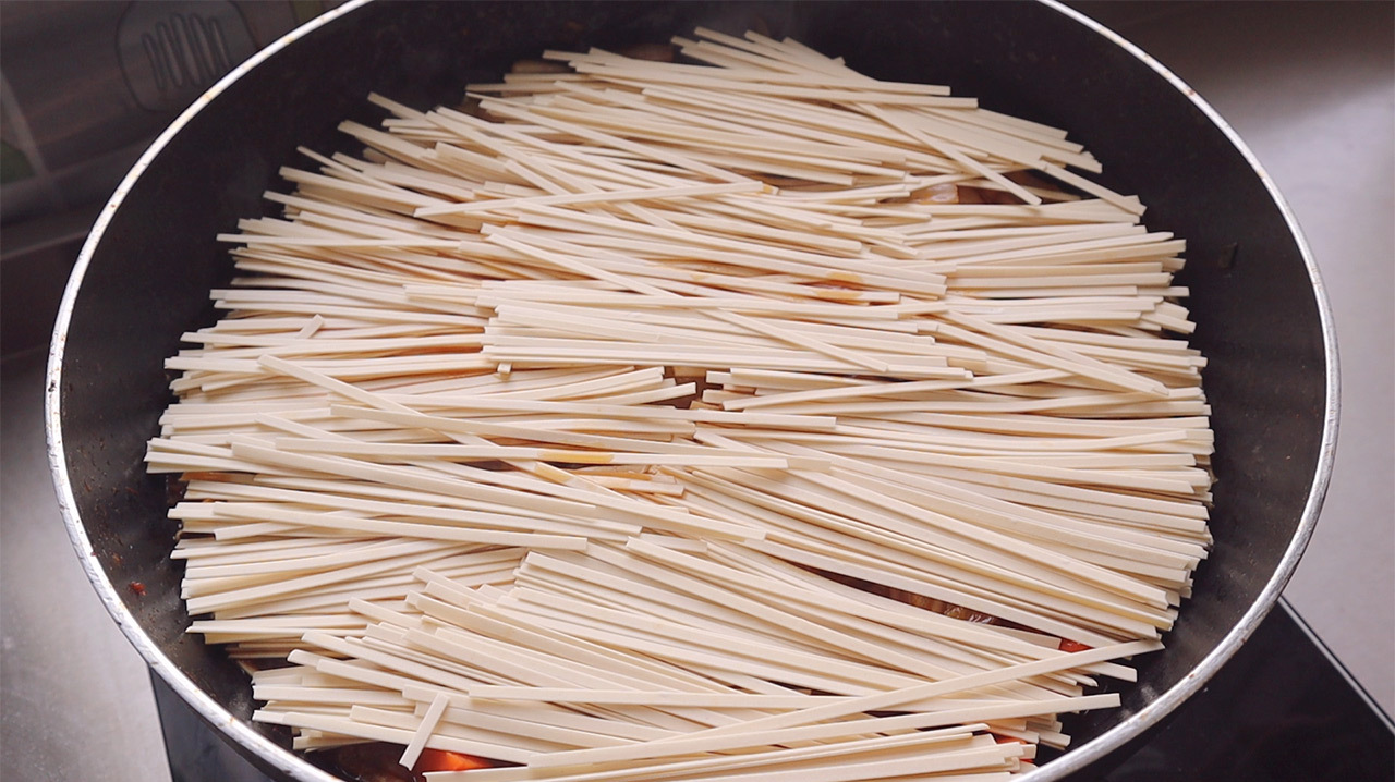 面条这样吃真过瘾,锅里一放,简单美味,劲道爽滑,比牛肉面还香