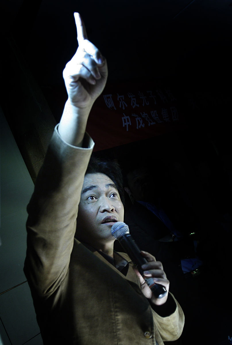 2009年3月27日,北京,吴宗宪自己工厂生产的led节能灯产品做推广.2009