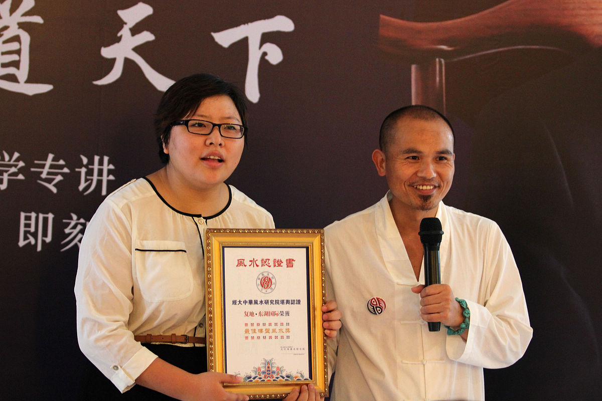 2013年8月4日,武汉,***_***马云御用风水师邓方朔现身武昌某地产售楼