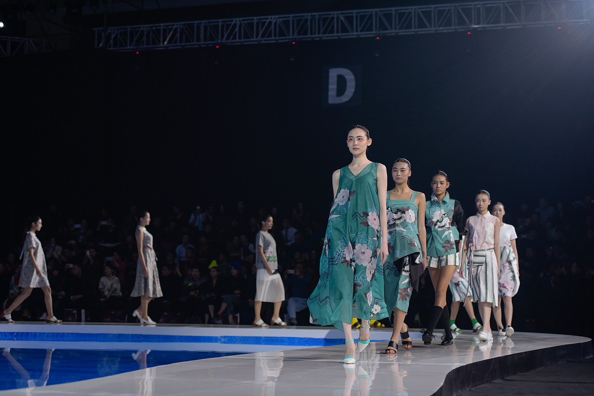 格雷戈里在《礼物与商品》当中对礼物的原文描述