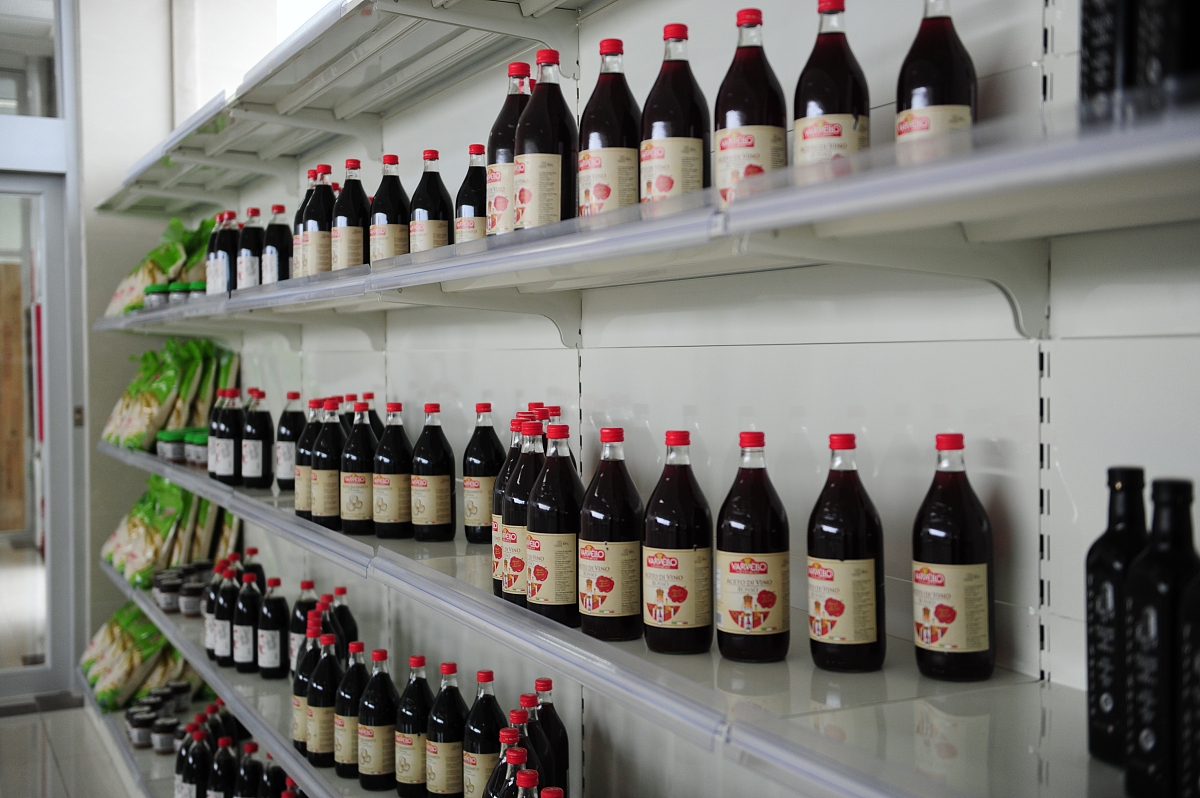 2015年04月01日,记者提前探秘济南商品展示交易中心,国际商品琳琅满目