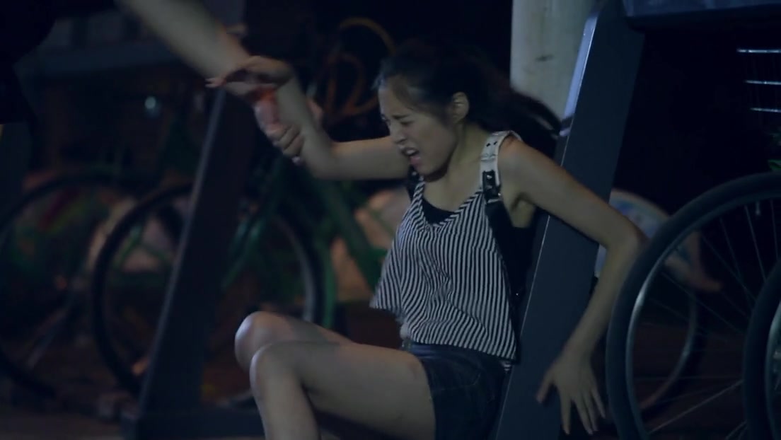 美女酒吧唱歌被坏人盯上,晚上被坏人堵住了!