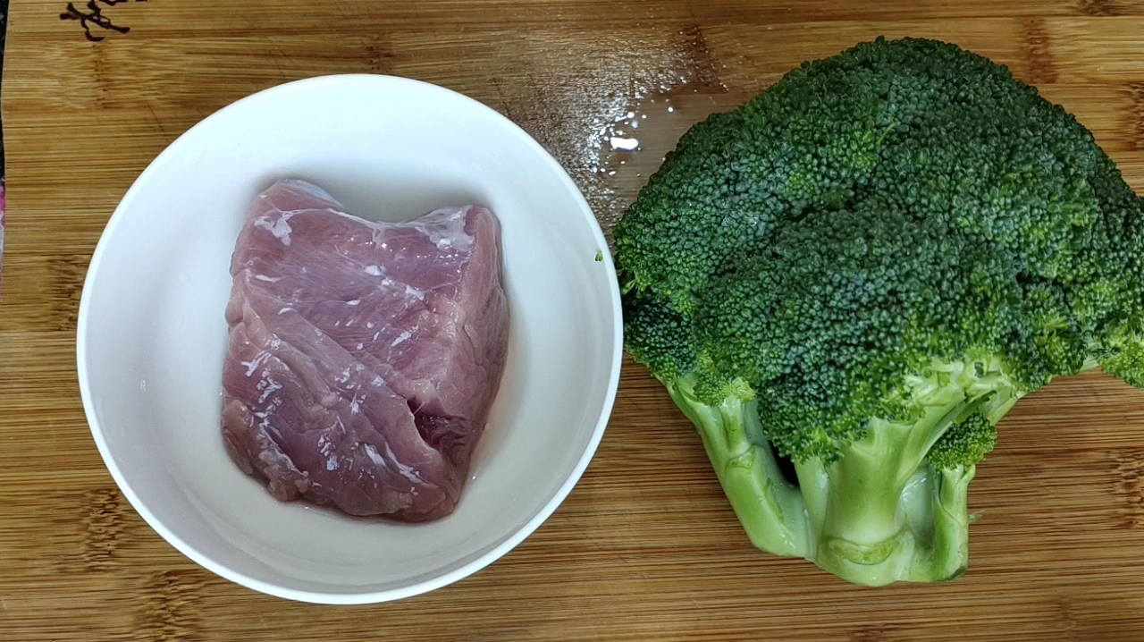 西兰花炒肉丝的家常做法,简单好吃又下饭