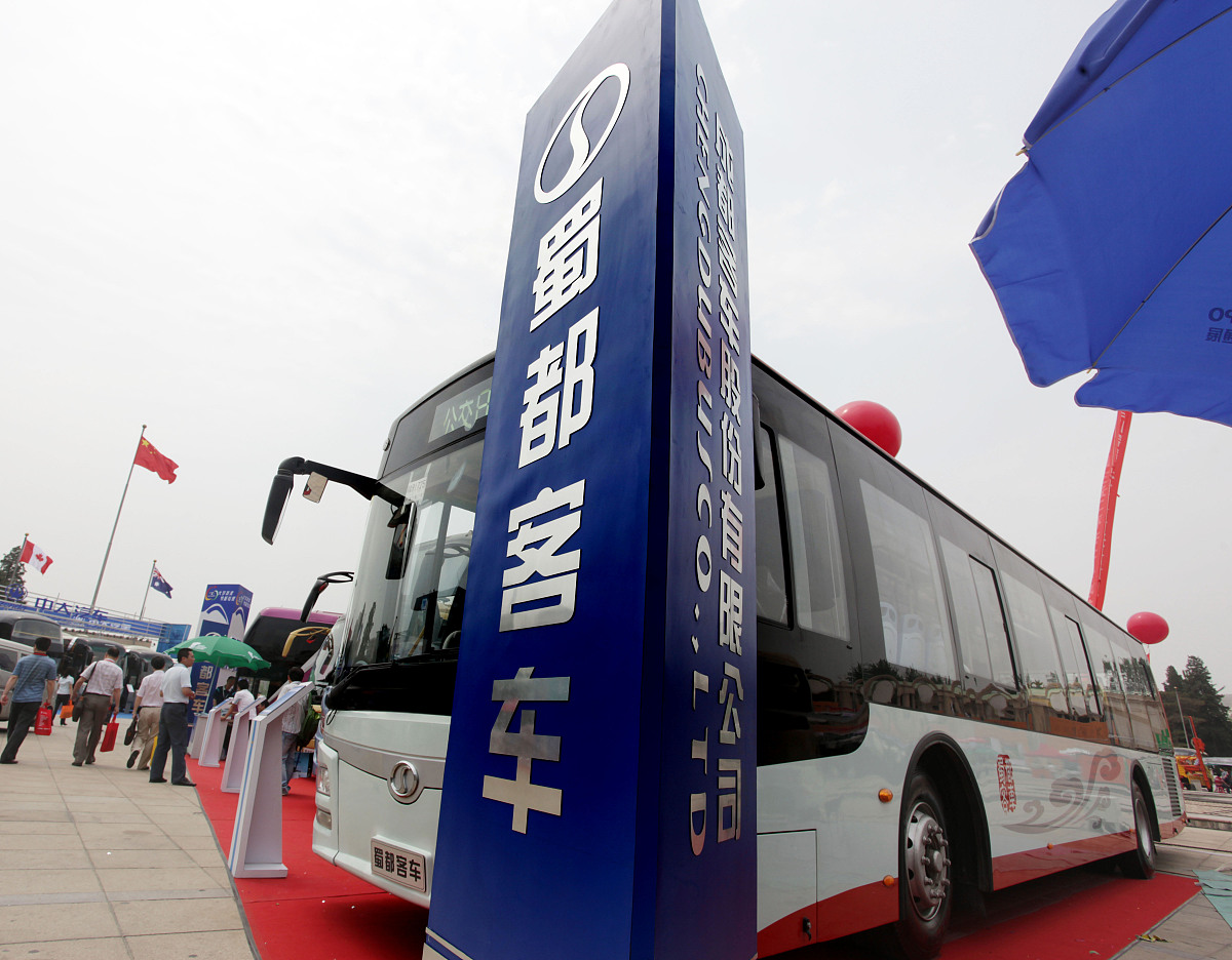 请回答以下问题：2判断1、一氧化碳是一种可以使人缺氧的气体汽车在怠速热车状态下排放一氧化碳较多。〔2、汽车噪音分为车内噪音和车外噪音。3、汽油机排气污染主要有CO、HC、R-CHO。4、汽车的噪音有很多种主要来源只有两个方面一个是发动机一个是喇叭。5、绿色汽车就是指电池电动车、混合动力车和燃料电池电动车。6、MPV是由法国雷诺汽车公司在20世纪80年代创造的它新颖的车厢布局设计引起了车坛的轰动。7