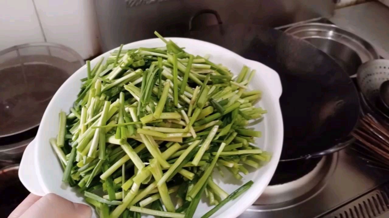 鲁菜大厨把韭菜鸡蛋加入海鲜进行创新,出锅味道更鲜美