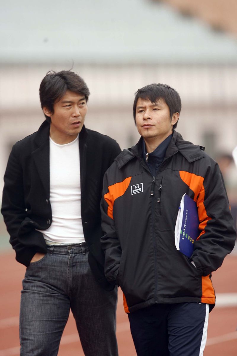 写一个剧本300字以内。女娲希望这次成功的经历能够启发更多人去追求自己的荣耀一起为荣耀而战。女娲突然收到了来自宇宙的信息