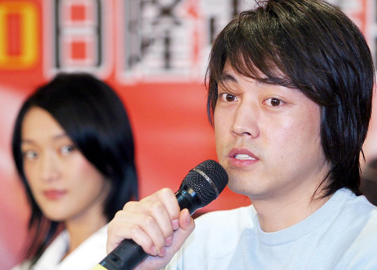 2003年7月2日,电视剧《买办之家》杭州记者会.主演吴军接受采访.+++_+