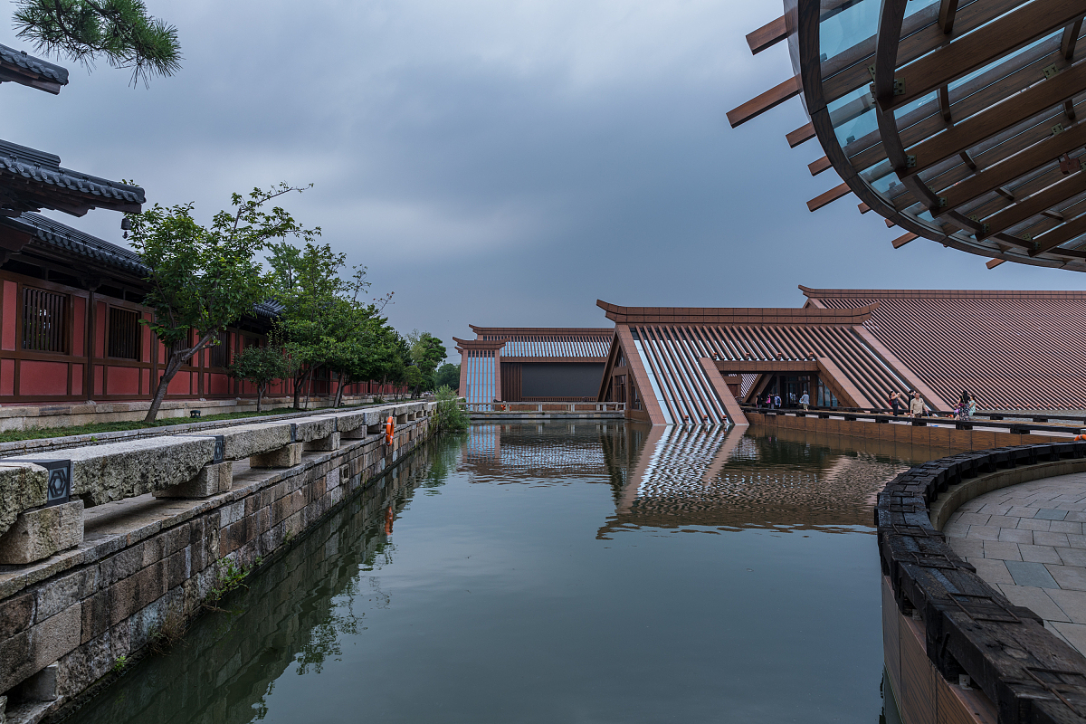 上海松江区广富林文化遗址的骨针广场