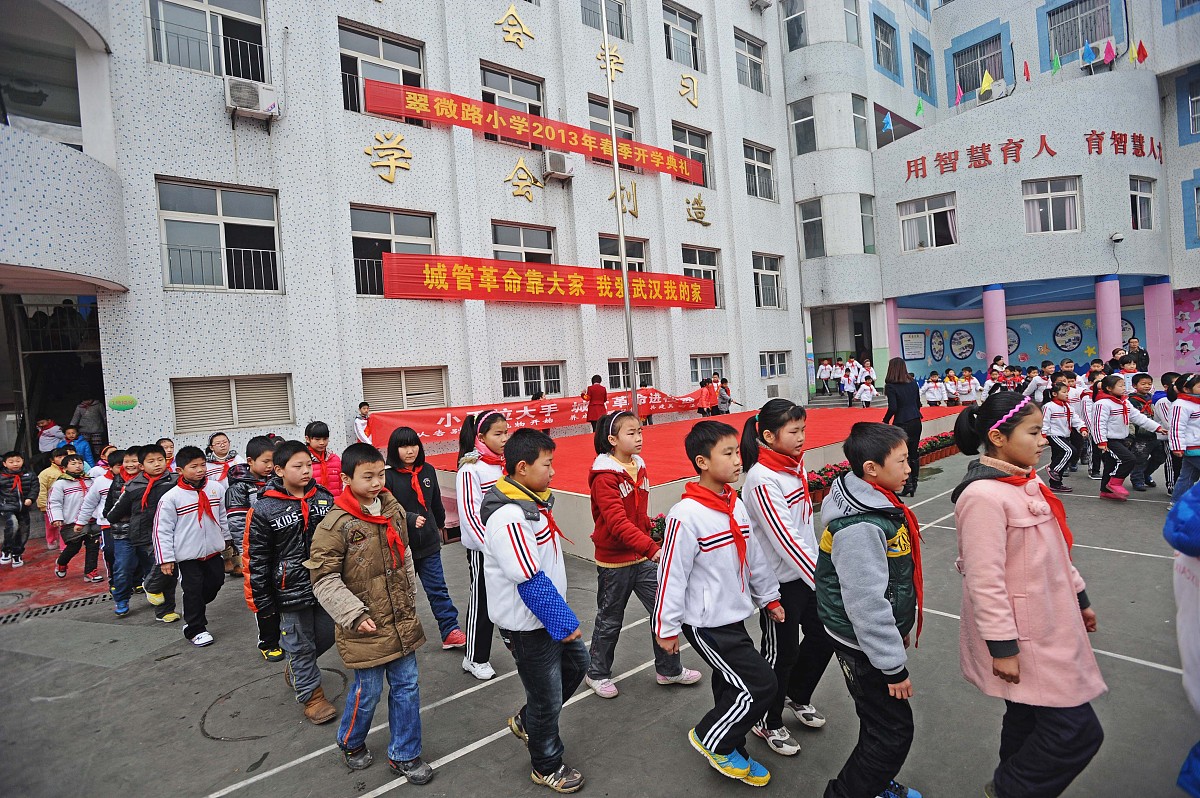 ***_***2013年02月25日,武汉市翠微路小学开学第一天,学生们按班级为