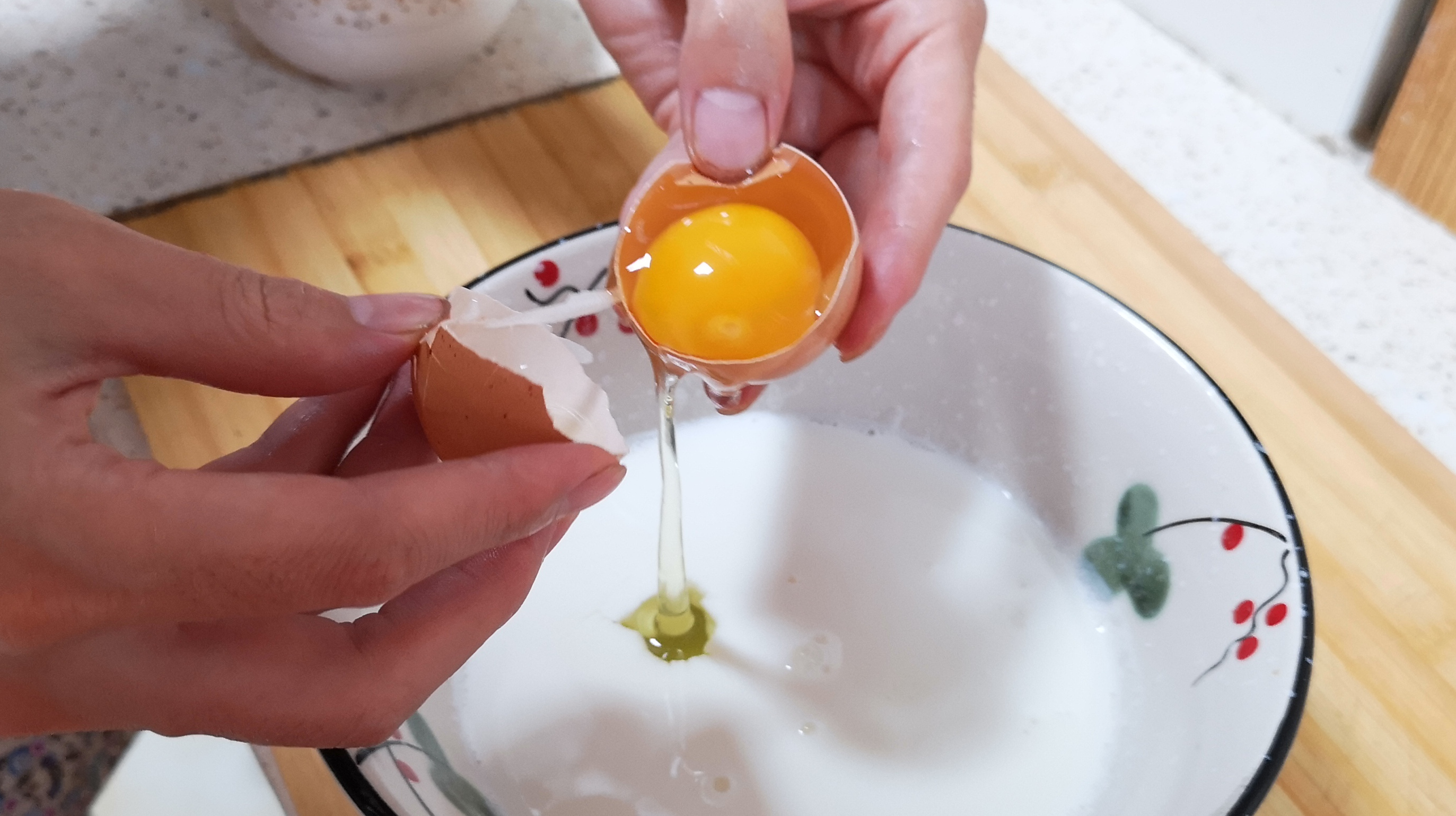 夏天牛奶别直接喝了,打两个鸡蛋,筷子一搅,出锅老公孩子抢着吃