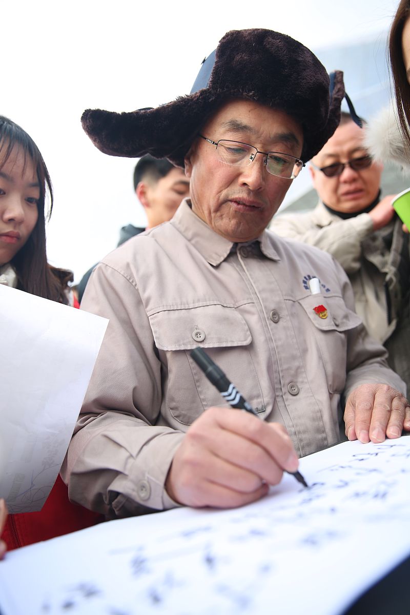 学习雷锋精神，争做时代新青年 | 初三作文800字