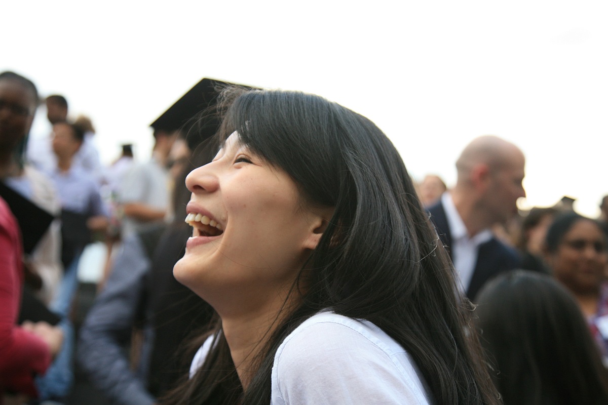 2012年5月30日,伦敦,250名来自100多个国家的留学生在英国伦敦齐抛毕