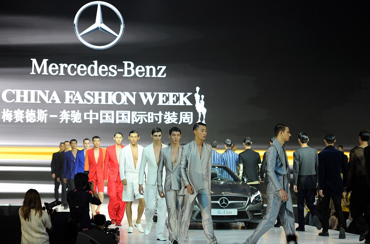 新闻专业校内实习阶段报告，包括本阶段实习内容、完成情况、下一步计划