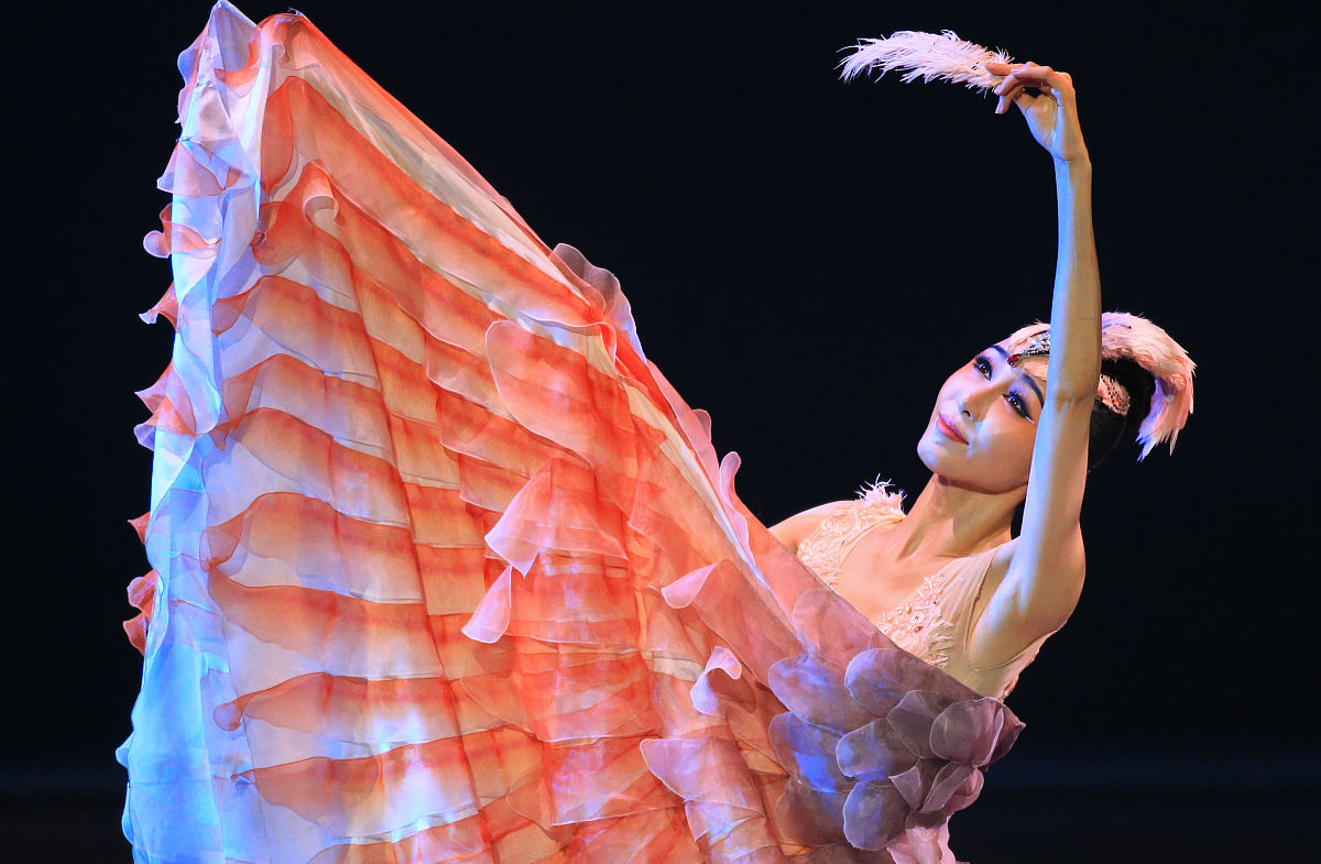 800字关于《扇舞丹青》的舞蹈鉴赏