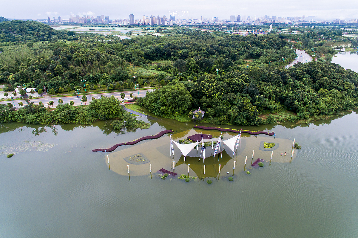 改写以下文字要求重复率在20以下：近年来四川绵阳地区的公路和电力建设蓬勃发展为了更好地服务全市经济社会发展不少企业和个人需要进行公路和电力资质的办理和转让。本文将介绍四川绵阳地区公路和电力资质办理和转让的相关内容。一、公路资质办理和转让公路资质是指企业或个人在公路建设领域中所具有的合法经营资格包括道路工程施工总承包、公路路面工程施工总承包、公路路基工程施工总承包、公路交通工程施工总承包、公路隧道工
