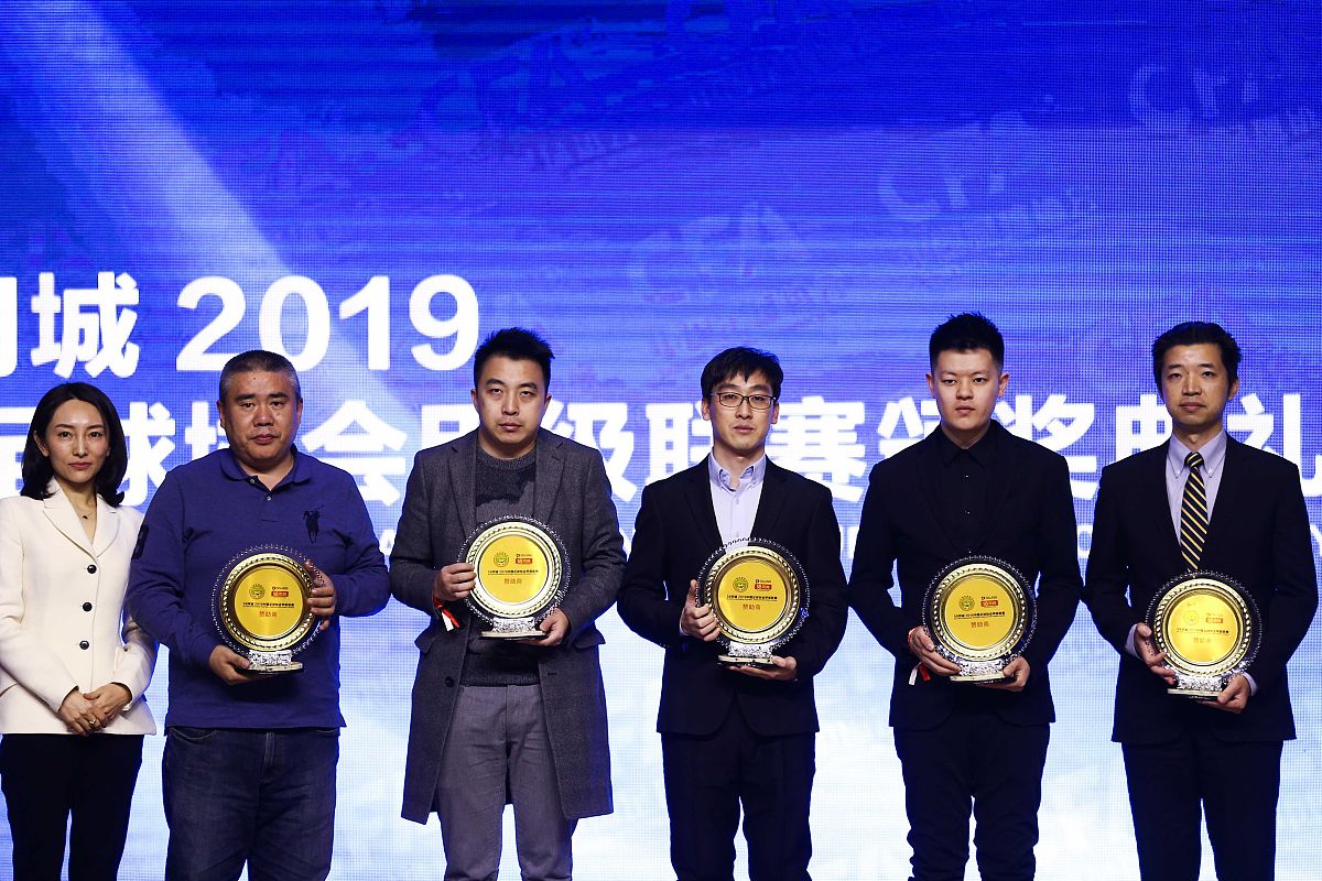 假如你参加了东方财富杯全国大学生金融挑战赛初期你通过宁德时代这类科创股的大涨而获得了不错的收益和排名但后来痴迷与药明康德和长安汽车而最终未能晋级复赛。请根据以上内容写一篇300字的参赛心得